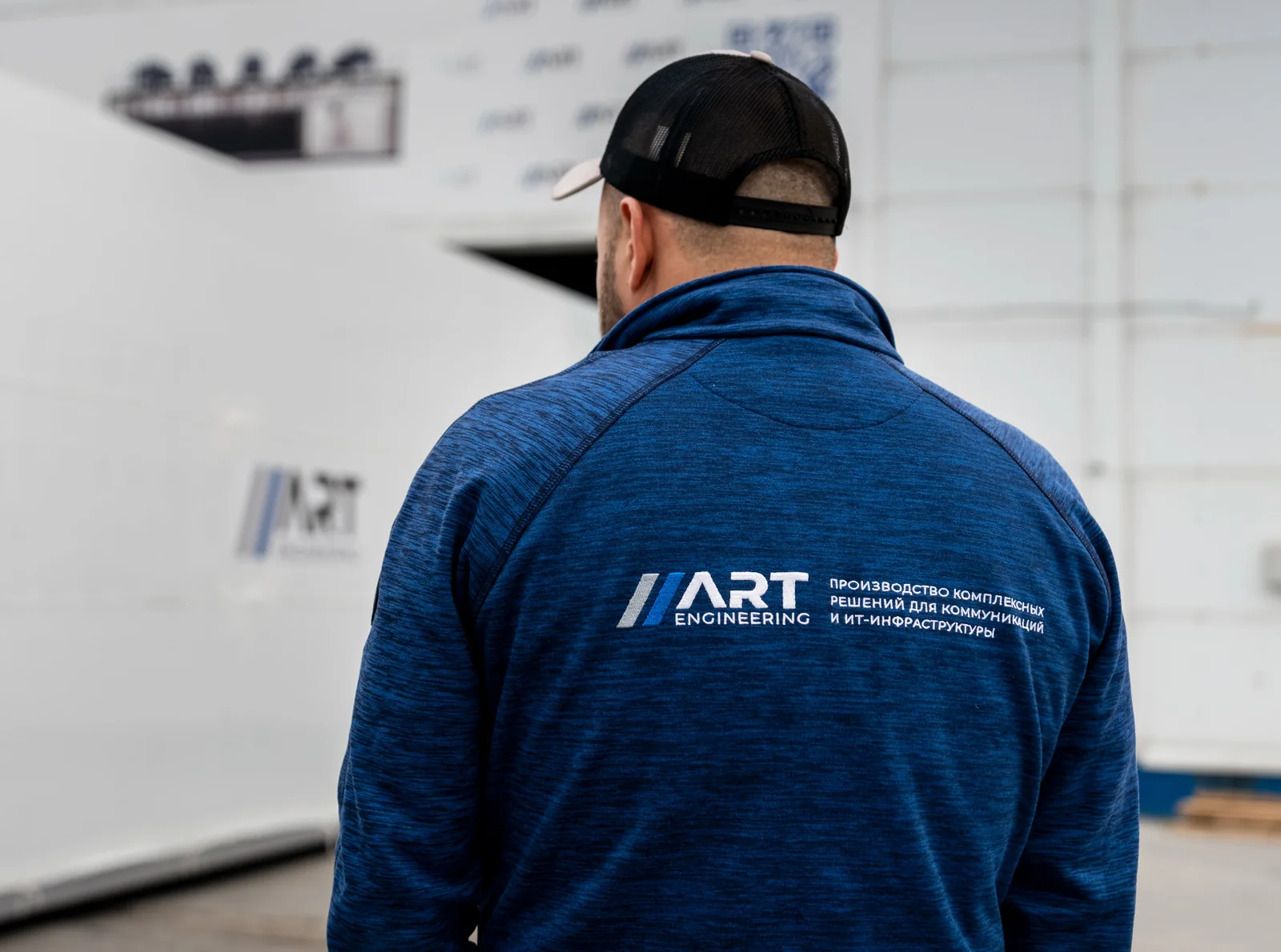 Сотрудник ART Engineering на производственной площадке